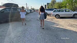 Två unga tjejer promenerar offentligt utan trosor och visar tighta fittor