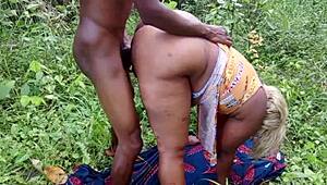 عيد الميلاد في الغابة يصبح جامحاً مع زبين أسودين على طيزي السمينة