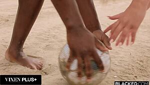 Црна лепотица Клои Лапиедра оставља дечка због дебелог ББЦ јебања