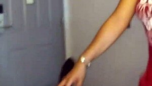 Kijken naar vrouw die enorme BBC zuigt tijdens Caribische autorit