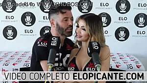 Veve Valencia buharlı yatak odasında yavaşça iç çamaşırını çıkarıyor