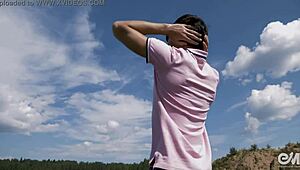 Caras pelados lavam carros antes de punheta gay com gozada farta