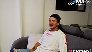 Hey, mijn stiefzus neukt wild met bezorger als ze alleen thuis is!