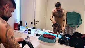 Ik word zo geil en vies in de badkamer douche