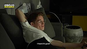 Enorme cazzo invasore sfonda il culo stretto di un twink in anteprima.