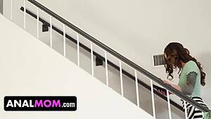 Analmom - Nezbedná milfka přistižena při masturbaci, bere anální hračky