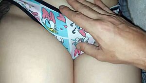 Enteada mea îmi arată chiloții noi cu miros delicios