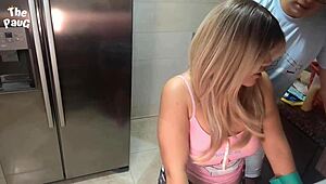 Пасторка шапуће: Јебем овог типа у продавници док се маћеха тушира!