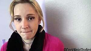 Hei, Celana Dalam Adik Tiri Gue Baunya Mantap Banget