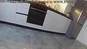 Hé, je gelooft niet deze echte vreemdgaande huisvrouw die haar buurman neukt in de keuken