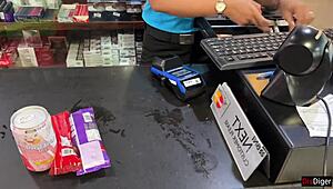 Ik koop alles als ze zaad op gezicht door supermarkt loopt