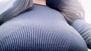 Novinha Rabuda Panas Ditangkap Flashing Tetek Besar di Pantai!