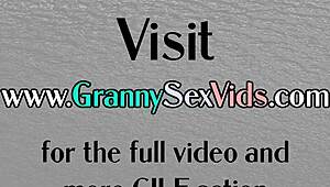 Kuntosalimummo imee valmentajan kyrpää intensiivisen treenin jälkeen