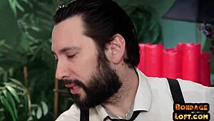 Wow, un dominant baise des soumises BDSM dans un trio pervers de léchage !