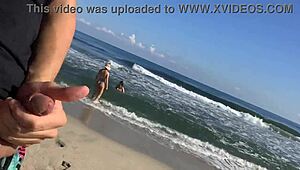 Дрочка на общественном пляже превратилась в помощь от двух сексуальных девчонок