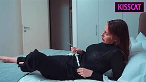 Vær så snill, ikke kom inni stemor mens stefar er i dusjen, trygler stesønn!