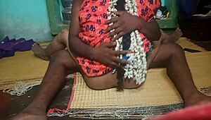 信じられないほど熱いインドのおばさんがステップボーイフレンドとベッドルームでセックス