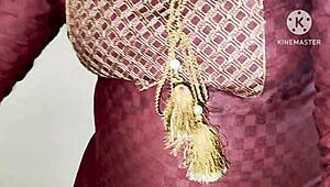 इंडियन देसी भाभी जिम के लड़कों को मोटे लंड से चोदती है!