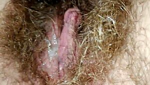 침대에서 빠른 자위, 털난 보지 클로즈업 큰 클릿으로 쿰!