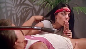 Body Girls 1983 prináša klasickú retro trojku. Striekačky a výstreky na tvár všade!