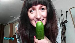 סיפור השפריץ הקרמי שלי מתגלה עם ציצים גדולים ועסיסיים בקליפ ביתי. עיניים כחולות מהפנטות בזמן שאני מתגרה