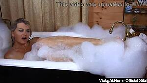 Loira Vicky Vette fica tarada na banheira esfregando buceta molhada com desejo selvagem