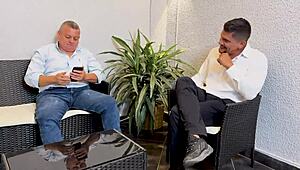 Kromme milf huisvrouw neukt haar cuckold mans maat ruw! 🔥💋