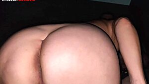 Porca miseria! Sexy milf mostra grosso culo e buco del culo stretto in close-up POV!