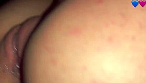 כוכבת קטנטנה לומדת אנאלי חשוף במסיבת יום הולדת של השכן