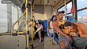 زوجة متزوجة تتغزل بغريب على الحافلة وتنتهي في السرير