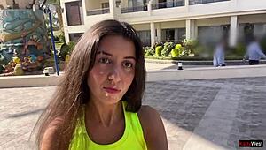 Fit baba dostane poriadne po posilke, túži po semene na tvári