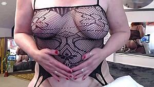 Ai văzut vreodată o femeie albă venerând o pulă neagră în ciorapi până la orgasm?