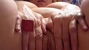 Heräsin valtavalla kiihkolla, en voi lopettaa suurten pillunhuulteni koskettelua, hups!