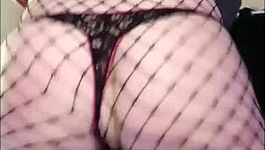 Relajado viendo a esta pelirroja sexy con culo gordo bailando de cerca en mallas, también muestra el coño.