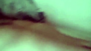 Смотри, как эта настоящая домашняя латина 18+ глотает член и получает сперму