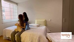 Scarlett og Chanel leker stygt med Scarlett og Chanel dykker ned i deres nye Tantaly sexdukke