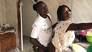 مجرد أكشن خام في المطبخ مع الخادمة السوداء الساخنة