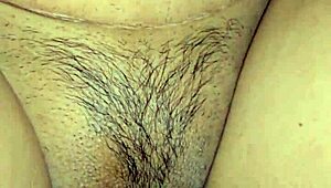 लातीना बीवी के अंदर क्रीमी फिनिश टाइट मिशनरी पाउंडिंग के दौरान क्लोज अप