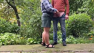 Menantu, mau cum di rok kulit aku di tempat umum? Aku nunggu