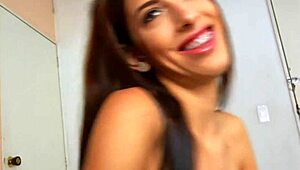 Wow, kleine 18+ Latina meidje pakt diepe anale creampie van buurman! 😲