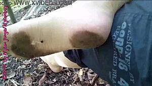 Passeio rápido de nylon na mata exibindo meias sexy 😍