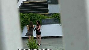 OMG, du må se dette tjekkiske eksperiment med en utrolig lesbisk oplevelse i det offentlige!