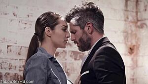 hé, wil je kijken naar deze hete lange benen brunette die haar baas neukt?