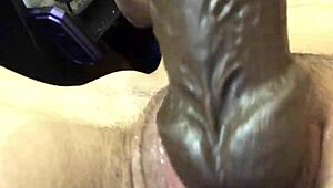 Хей, виж как тая путка и дупе жадуват за диво игра с дилдо всеки път!