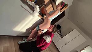 Att öva en sexscen med min styvsyster blir en överraskande första gång