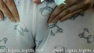 曲线熟女穿睡衣自慰大屁股涂油阴蒂独玩