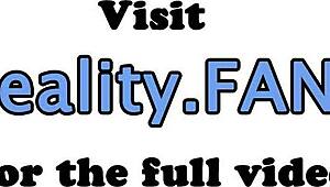 Milf učiteľka na vysokej v pančuchách a opätkoch orálne uspokojená na stole