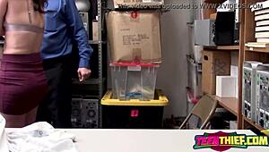 Azgın hırsız yakalandı nöbetçiyi vahşi sikmeye zorlandı!