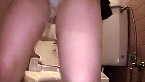 Secretaria japonesa se masturba salvaje al orgasmo en baño de oficina