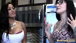 No me canso de Camille Black montando a Maxine X con esas tetas naturales rebotando.